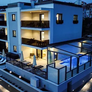 23 A Heated Pool Trogir